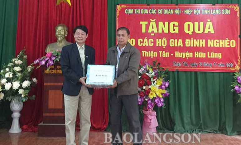 Tặng quà, hỗ trợ 10 gia đình có hoàn cảnh khó khăn tại Hữu Lũng