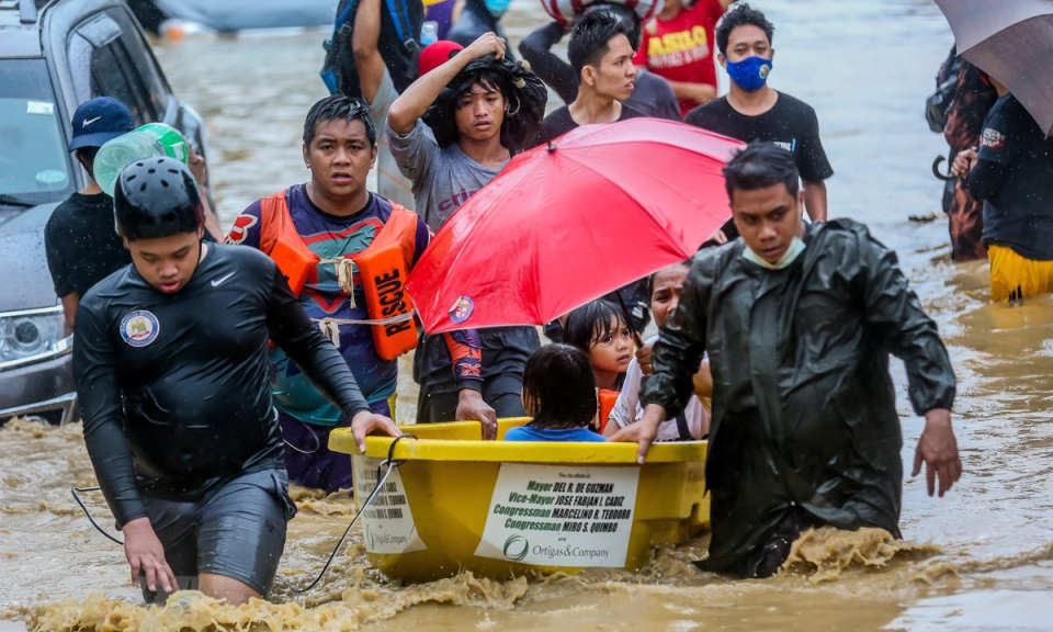 Philippines vật lộn cứu hàng nghìn người dân bị mắc kẹt trong lũ lụt