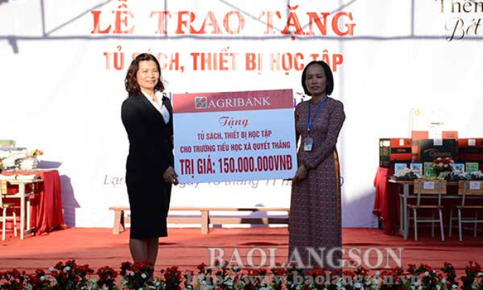 Agribank Lạng Sơn trao tặng thiết bị, đồ dùng học tập cho Trường Tiểu học xã Quyết Thắng