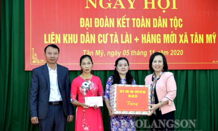 Thường trực HĐND tỉnh dự ngày hội đại đoàn kết toàn dân tộc tại Văn Lãng