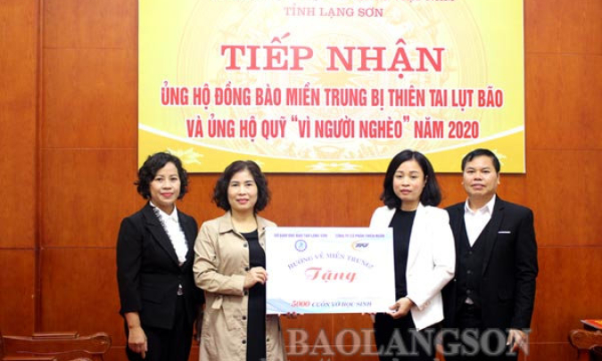 Tiếp nhận 5.000 quyển vở ủng hộ học sinh vùng lũ miền Trung