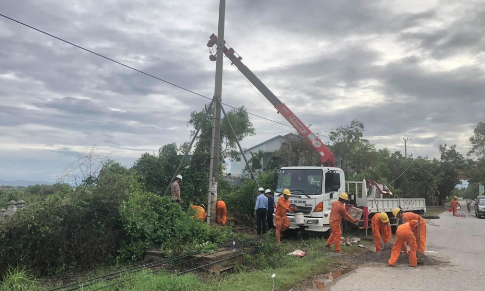 Bảo đảm an toàn hệ thống điện truyền tải mùa mưa bão