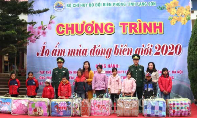 Trao tặng hơn 110 triệu đồng trong chương trình “Áo ấm mùa đông biên giới 2020”