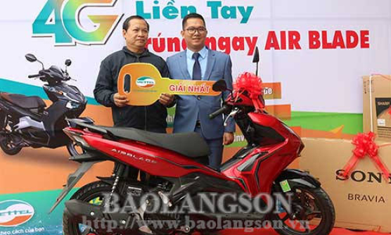 Viettel Lạng Sơn trao thưởng chương trình “4G liền tay trúng ngay AIR BLADE”