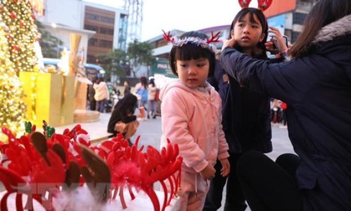 Nhà bán lẻ 'tung' khuyến mãi và mở khu vui chơi dịp Giáng sinh