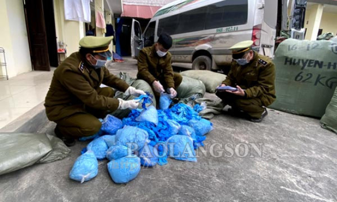 Thu giữ trên 33 nghìn găng tay cao su đã qua sử dụng