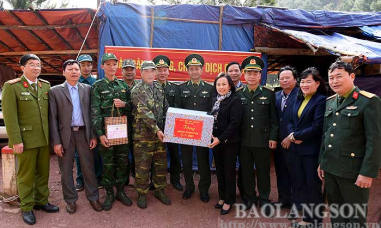 Đoàn công tác của tỉnh thăm, tặng quà tại huyện Đình Lập