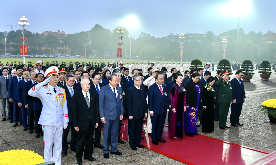 Đại biểu dự Đại hội Đảng lần thứ XIII viếng Hồ Chủ tịch và các anh hùng, liệt sĩ