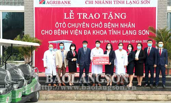 Agribank Lạng Sơn trao tặng xe ô tô điện cho Bệnh viện Đa khoa tỉnh