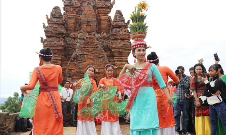 Khai thác văn hóa dân gian để phát triển du lịch