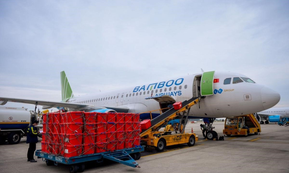 Bamboo Airways vận chuyển miễn phí thiết bị y tế chi viện Hải Dương