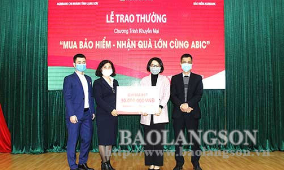 Agribank Lạng Sơn trao giải đặc biệt “ABIC” cho khách hàng may mắn