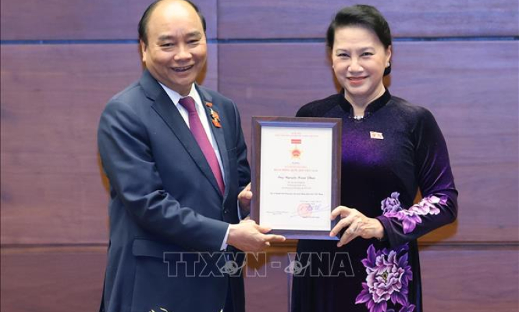 Trao Kỷ niệm chương tặng các đại biểu Quốc hội khóa XIV