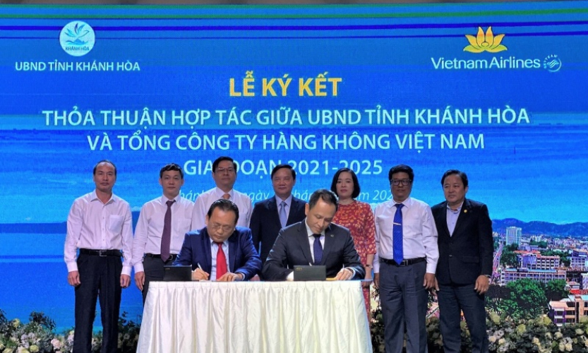 Vietnam Airlines và tỉnh Khánh Hòa hợp tác phát triển du lịch