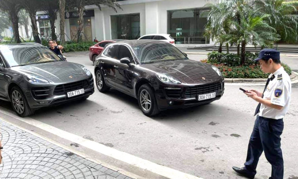 Phát hiện hai chiếc xe ô tô hạng sang Porsche cùng biển kiểm soát