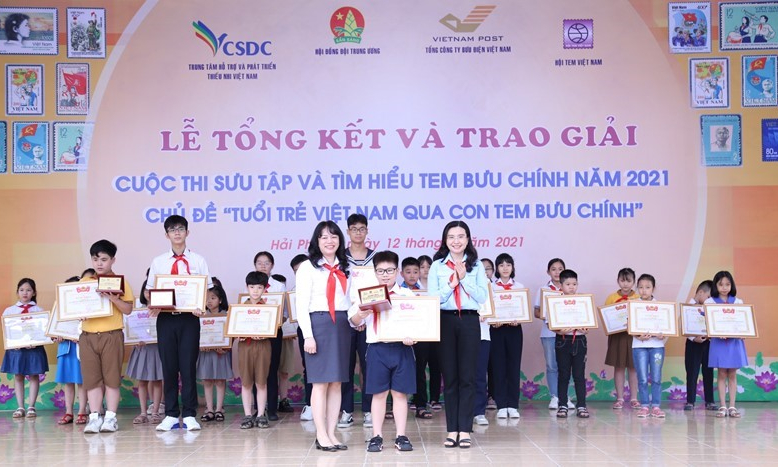 Học sinh lớp 4 giành giải đặc biệt thi sưu tầm tem