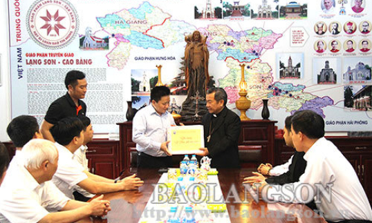 Đoàn công tác của tỉnh thăm, tặng quà Tòa Giám mục Giáo phận Lạng Sơn – Cao Bằng