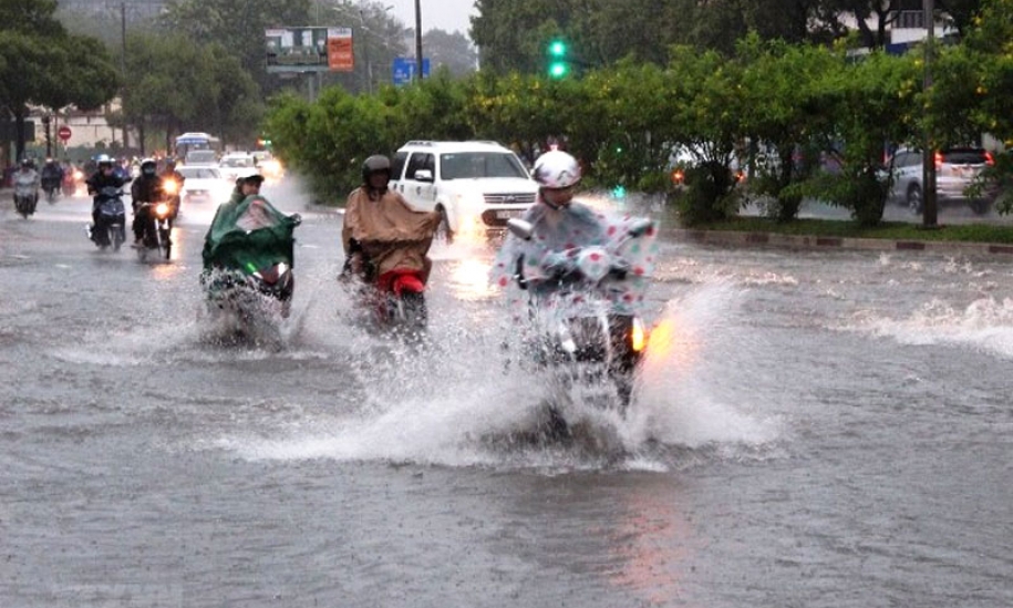 Nhiều nơi mưa lớn, đề phòng lốc sét và gió giật mạnh