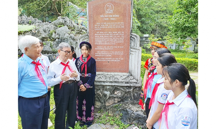 80 mùa hoa lớn lên cùng đất nước