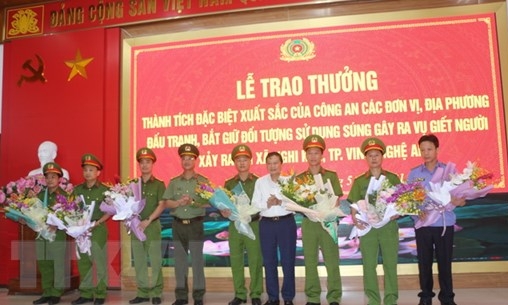 Nghệ An trao thưởng cho các đơn vị bắt kẻ nổ súng bắn chết 2 người