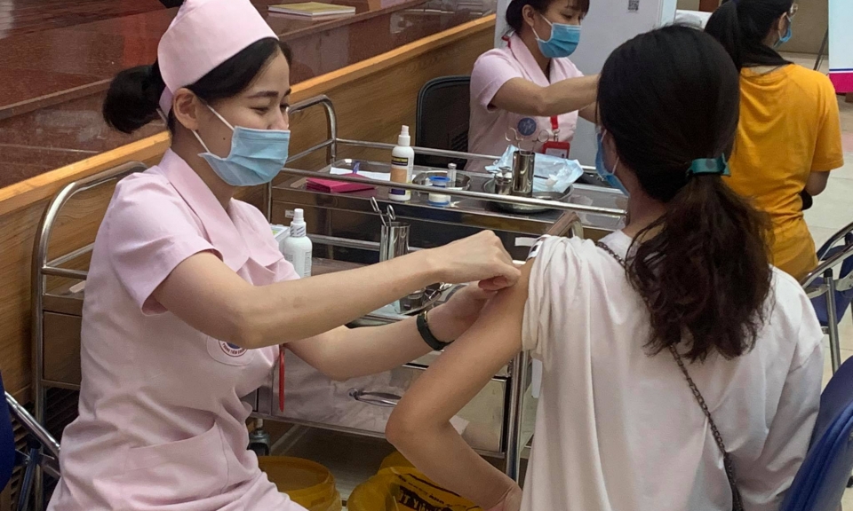 Không nên trì hoãn tiêm phòng COVID-19 để... chờ vaccine khác