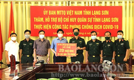 Thăm, tặng quà hỗ trợ phòng, chống dịch Covid-19 cho các đơn vị vũ trang