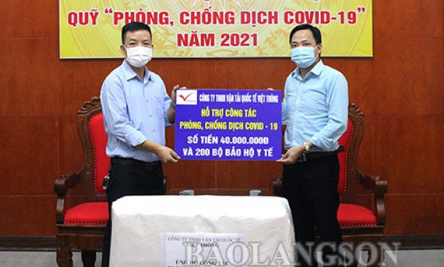 Ủng hộ 40 triệu đồng và 200 bộ quần áo bảo hộ cho công tác phòng, chống dịch Covid-19