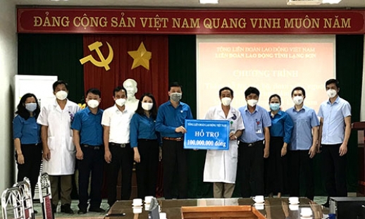 Tổng liên đoàn Lao động Việt Nam hỗ trợ Trung tâm Y tế Hữu Lũng 100 triệu đồng