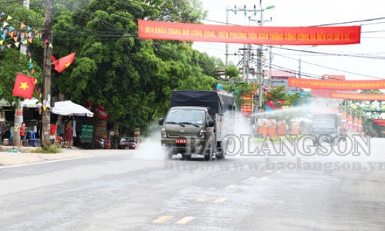 Lực lượng phòng hóa Quân Khu I tiến hành phun khử khuẩn diện rộng tại tỉnh Lạng Sơn