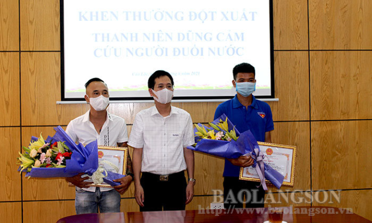 Khen thưởng đột xuất hai thanh niên dũng cảm cứu người đuối nước