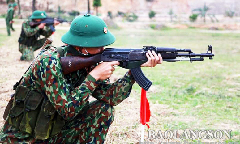 Tân binh Trung đoàn 141 “vượt nắng, thắng mưa” hăng say tập luyện