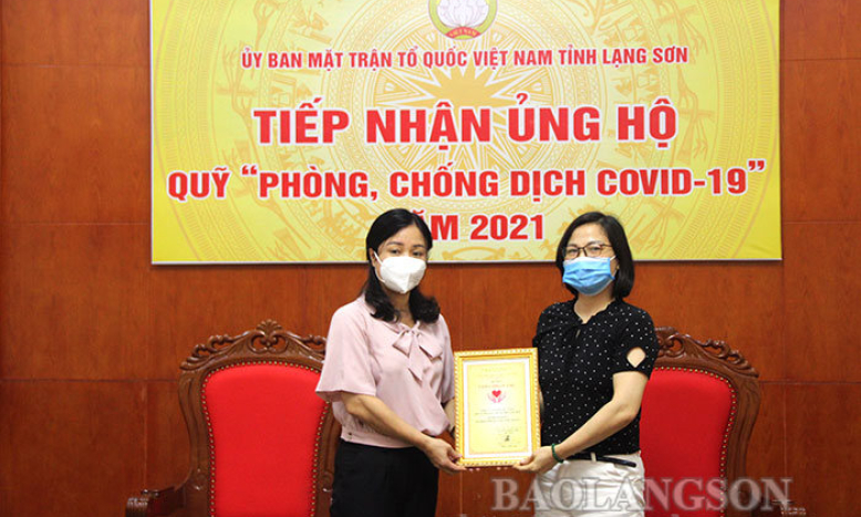 Báo Lạng Sơn trao kinh phí ủng hộ Quỹ phòng chống Covid-19