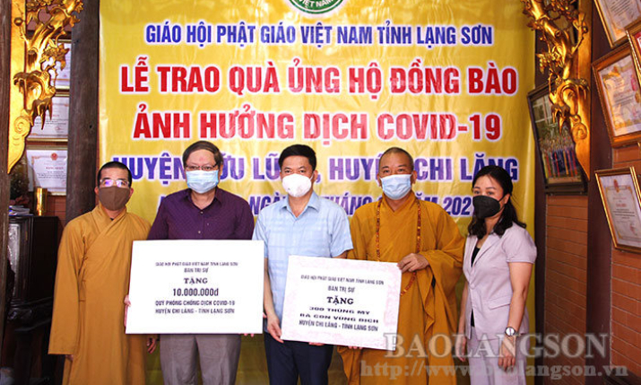 Giáo hội Phật giáo tỉnh tặng quà hỗ trợ Nhân dân Chi Lăng, Hữu Lũng bị ảnh hưởng bởi dịch Covid-19