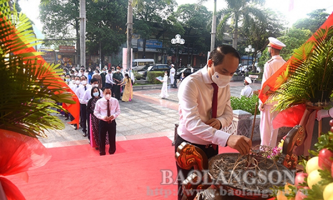 Đoàn đại biểu của tỉnh và thành phố Lạng Sơn dâng hương kỷ niệm 74 năm ngày Thương binh – Liệt sỹ