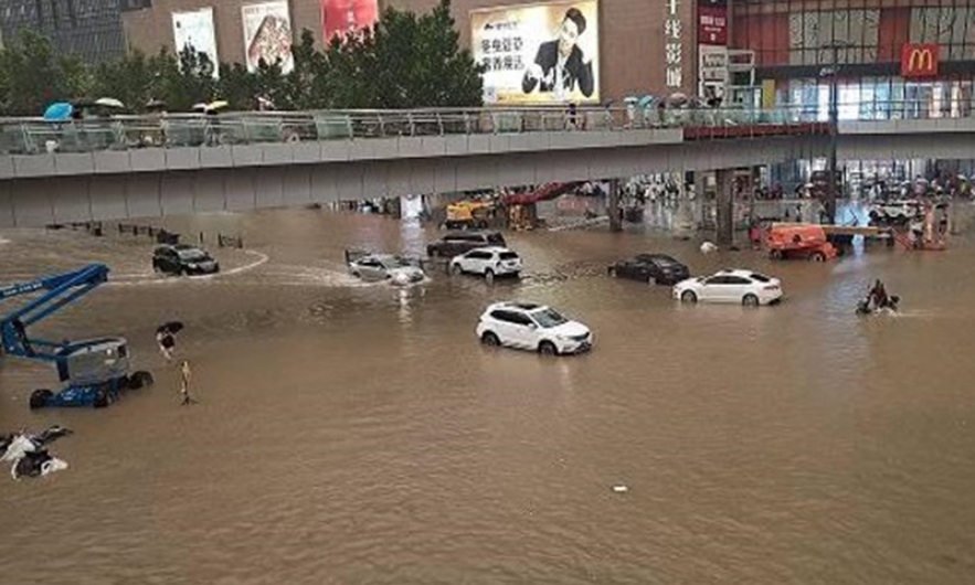 Thành phố Trịnh Châu (Trung Quốc) ngập trong mưa lũ, 12 người tử vong