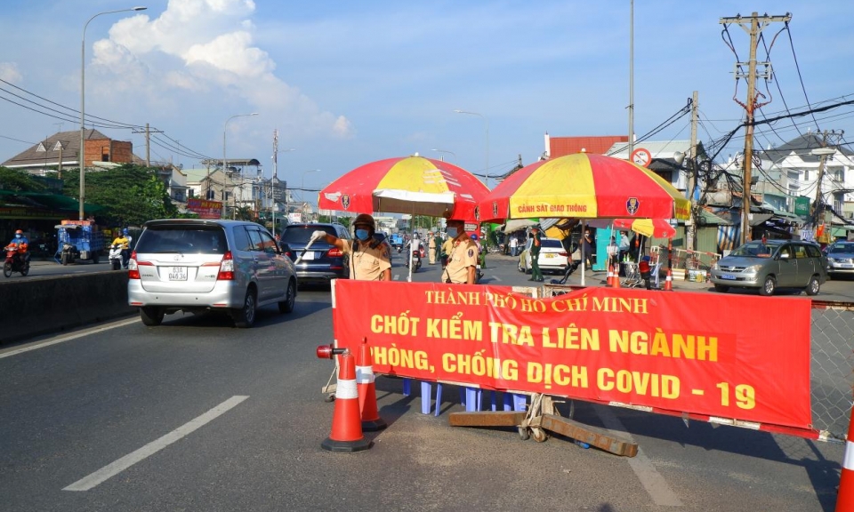 Khẩn trương nghiên cứu phương án 'miễn giấy thông hành' cho xe chở hàng thiết yếu