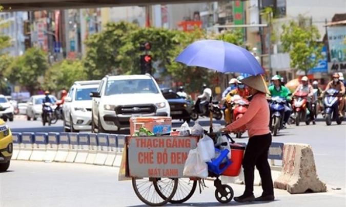 Thủ đô Hà Nội ngày nắng, nóng, đêm có mưa rào và dông rải rác