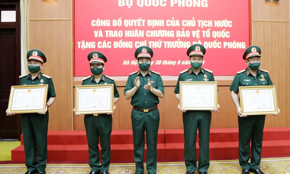 5 Thứ trưởng Bộ Quốc phòng nhận Huân chương Bảo vệ Tổ quốc