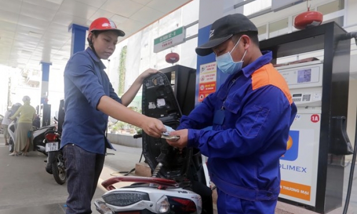 Giảm hơn 500 đồng, xăng RON95-III có giá trần là 21.131 đồng mỗi lít