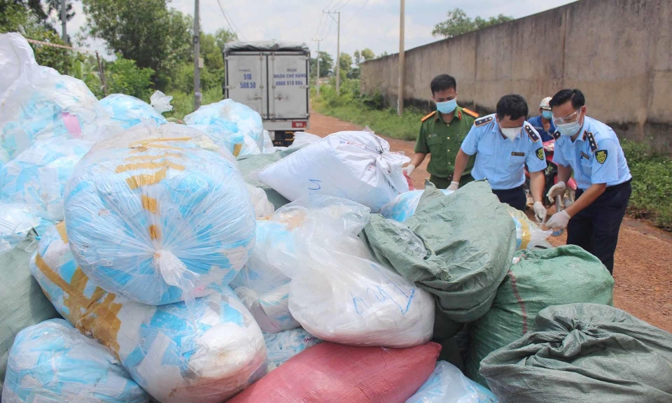 Phát hiện hơn 1 tấn khẩu trang y tế không rõ nguồn gốc