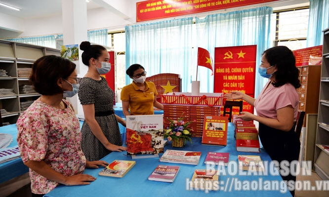 Thư viện tỉnh Lạng Sơn: Trưng bày sách báo chào mừng kỷ niệm 76 năm Cách mạng Tháng Tám và Quốc khánh