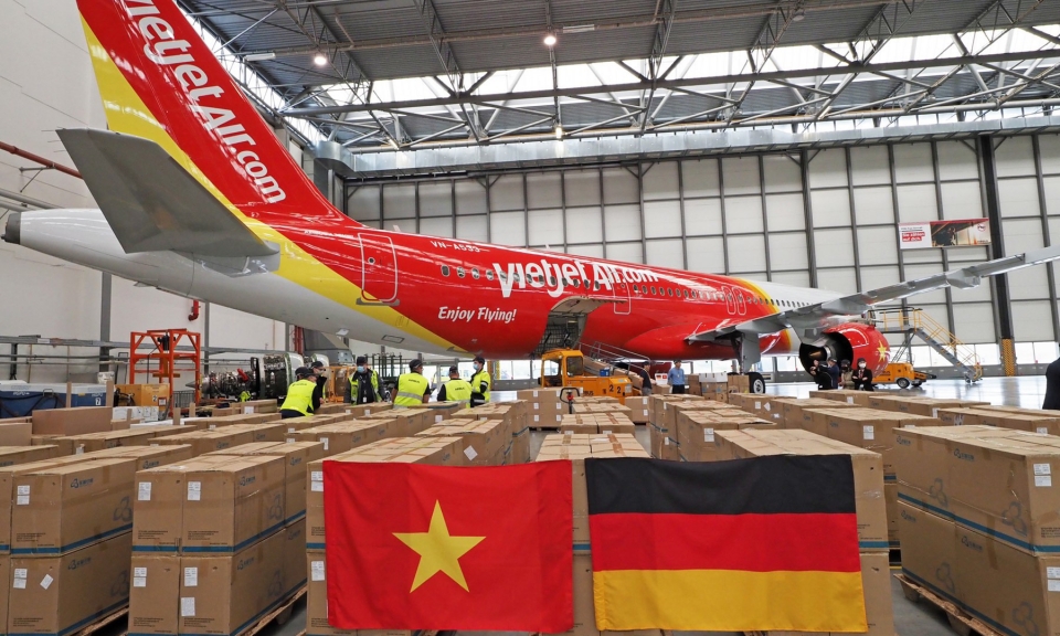 Hơn 10 tấn vật tư y tế phòng dịch đang được Vietjet chuyển từ CHLB Đức về Việt Nam