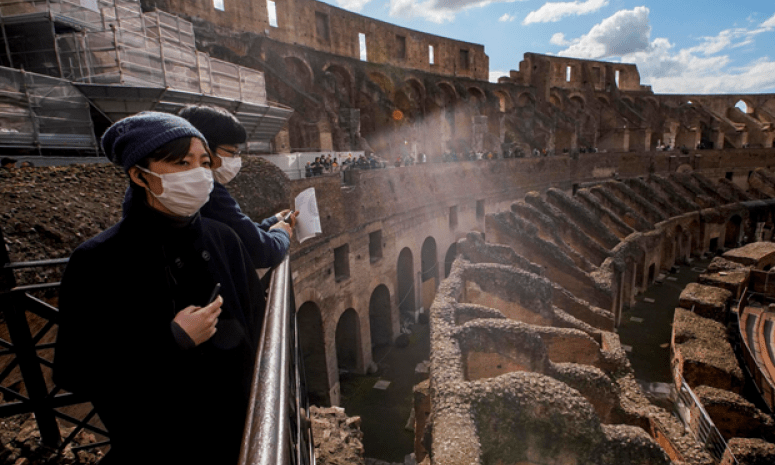 Đấu trường Colosseum của Italy nhộn nhịp du khách trở lại