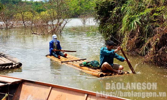 Cảnh báo mất an toàn khi người dân dùng bè mảng di chuyển tại lòng hồ Bản Lải