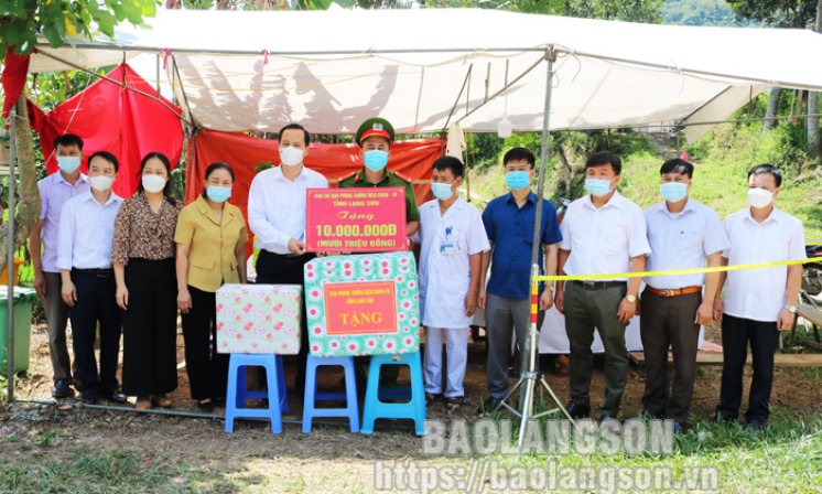 Ban chỉ đạo phòng, chống dịch COVID-19 của tỉnh thăm, tặng quà các chốt kiểm soát tại huyện Tràng Định