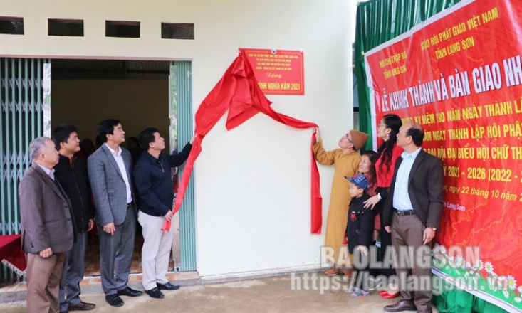 Bàn giao nhà tình nghĩa cho hoàn cảnh đặc biệt khó khăn tại huyện Văn Quan