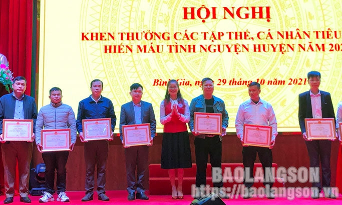 Bình Gia tôn vinh 52 tập thể, cá nhân tiêu biểu trong phong trào hiến máu tình nguyện năm 2020