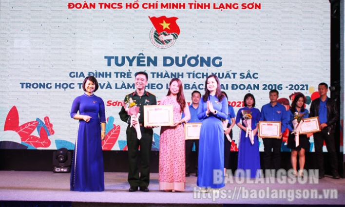 Tuyên dương 22 gia đình trẻ có thành tích xuất sắc trong học tập và làm theo lời Bác giai đoạn 2016 –