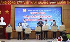 Hơn 4.500 học sinh Hà Nội được hỗ trợ thiết bị để học trực tuyến