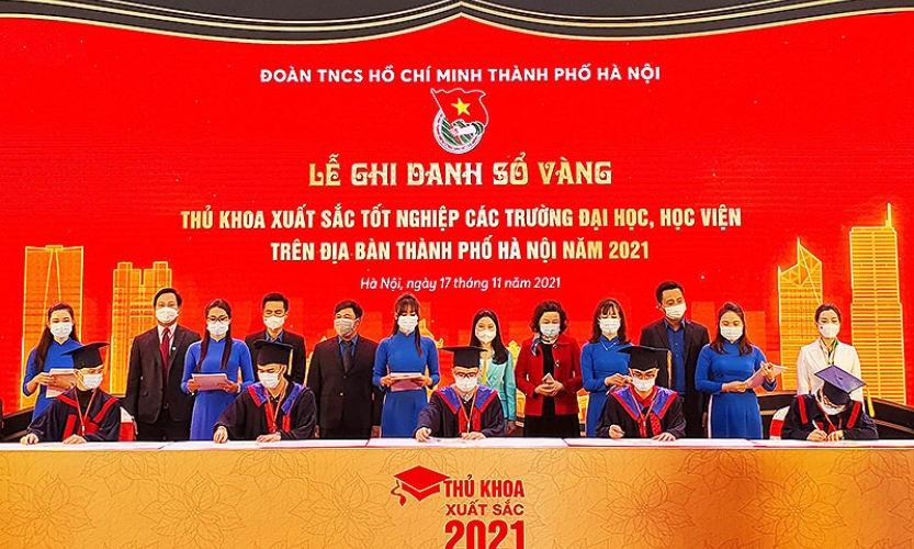 90 thủ khoa đại học ghi danh sổ vàng tại Văn Miếu